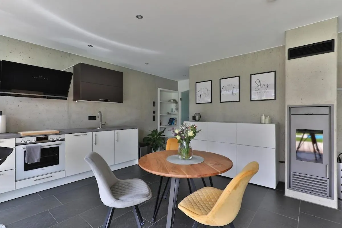 Moderne Dhh Mit Zwei Apartments Gersthofen 0*,  Alemania